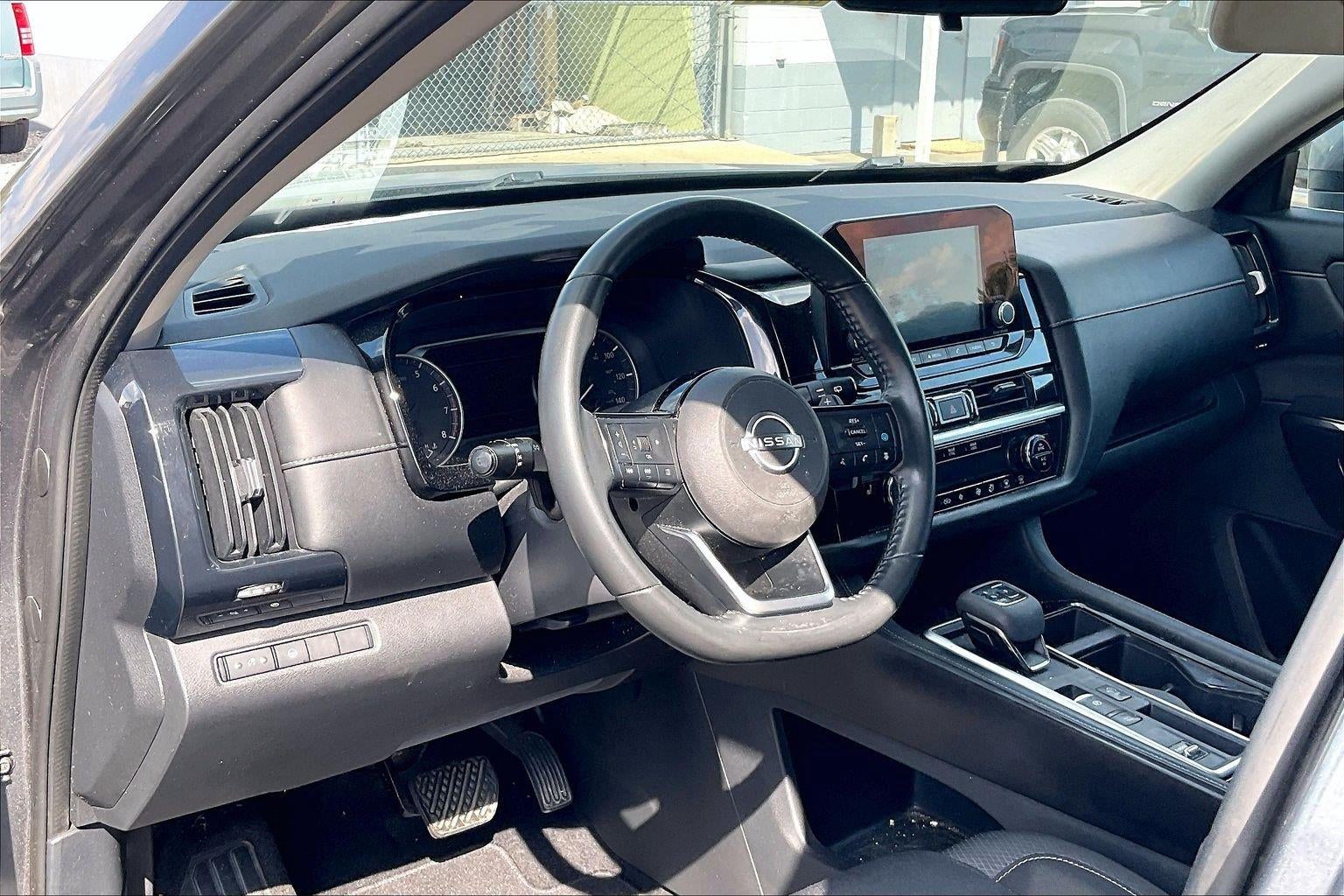 2022 Nissan Pathfinder SV