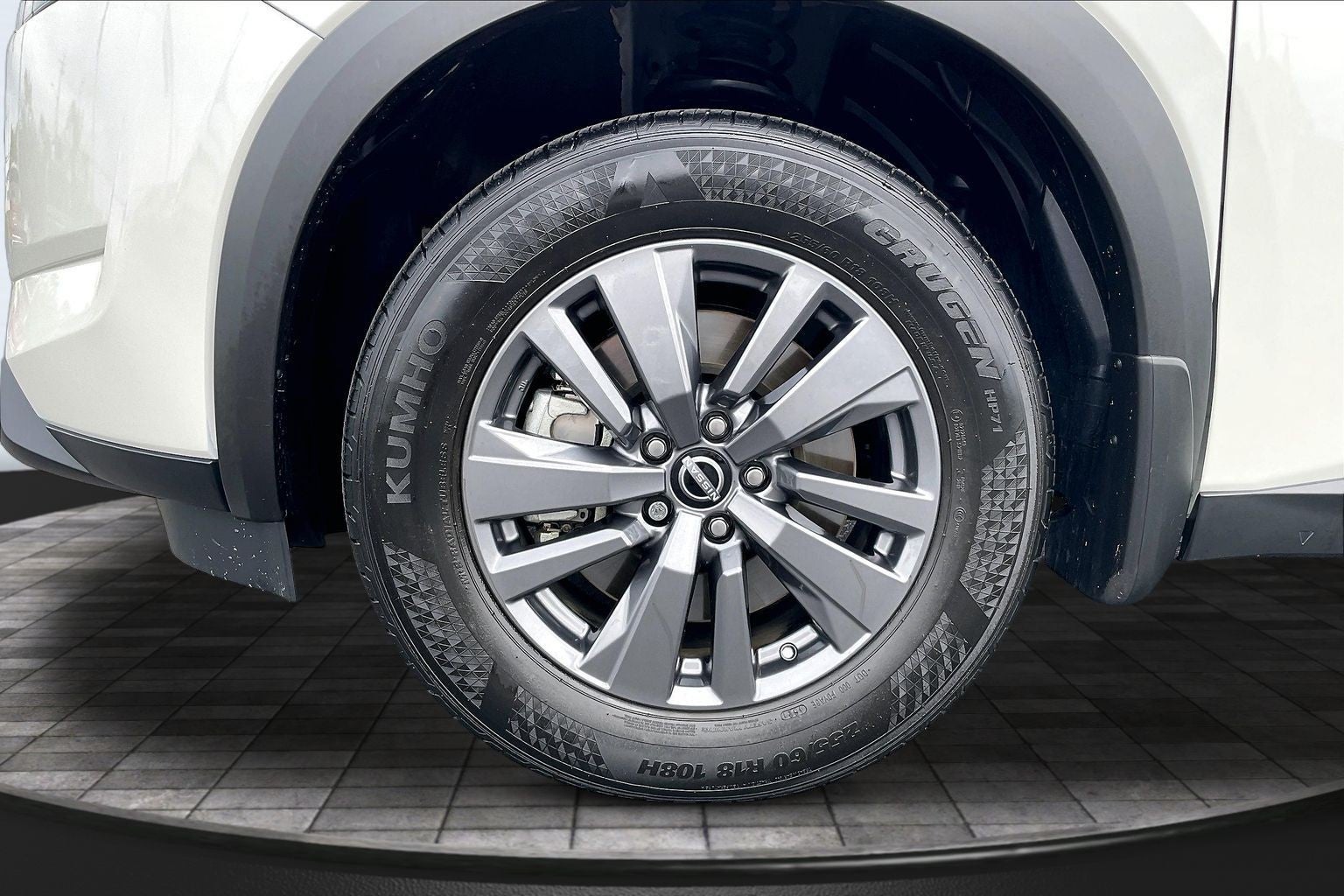 2022 Nissan Pathfinder SV