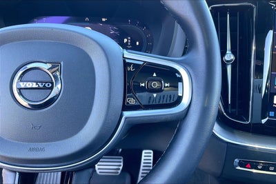 2022 Volvo XC60 R-Design