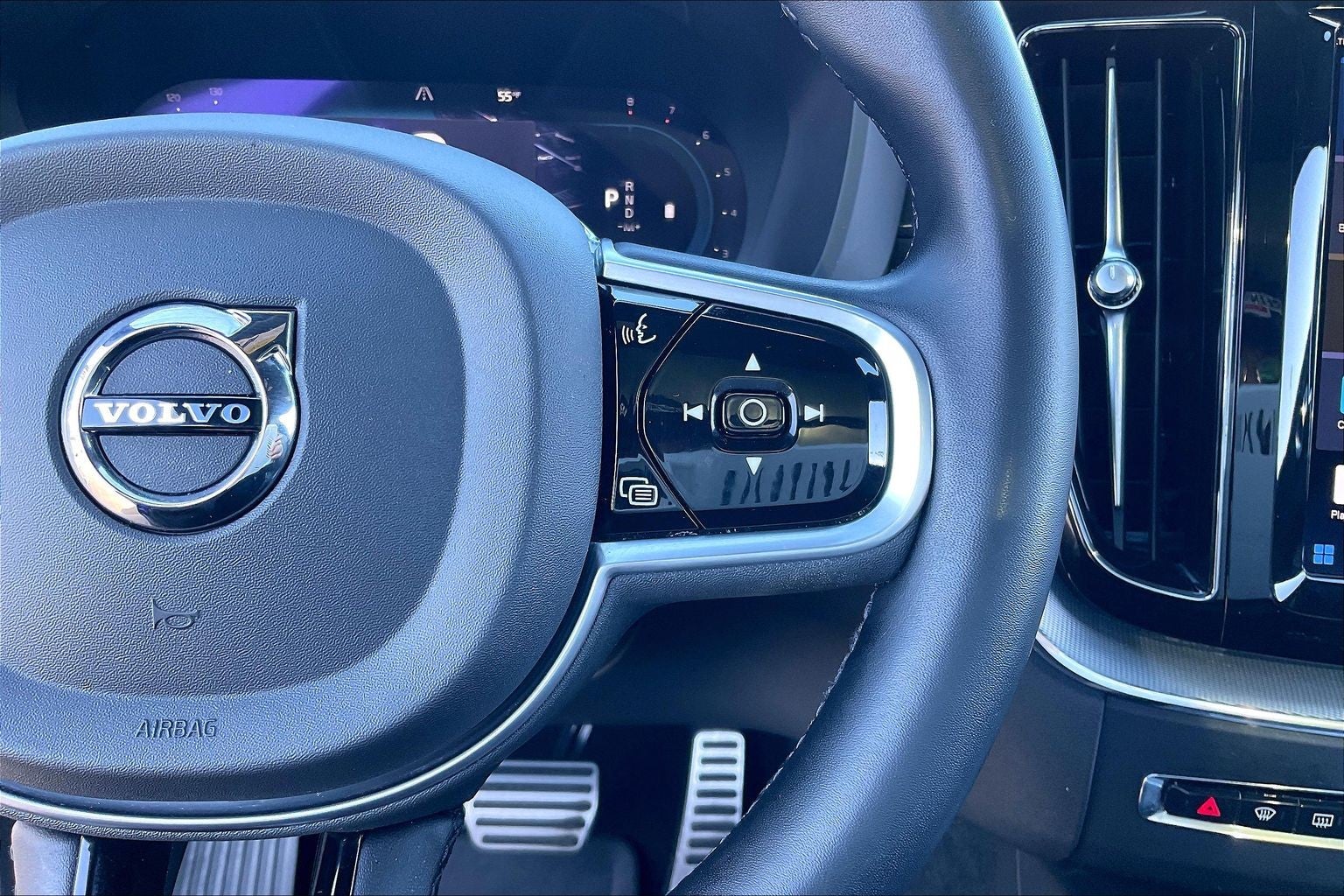 2022 Volvo XC60 R-Design