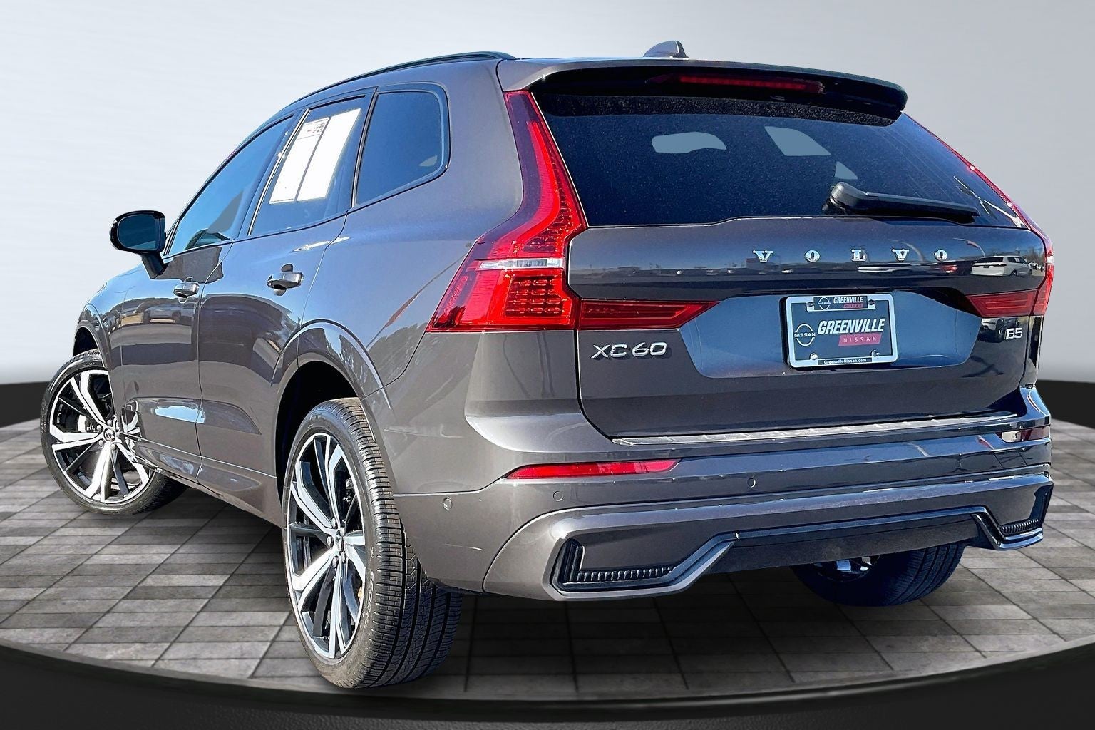 2022 Volvo XC60 R-Design