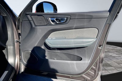 2022 Volvo XC60 R-Design