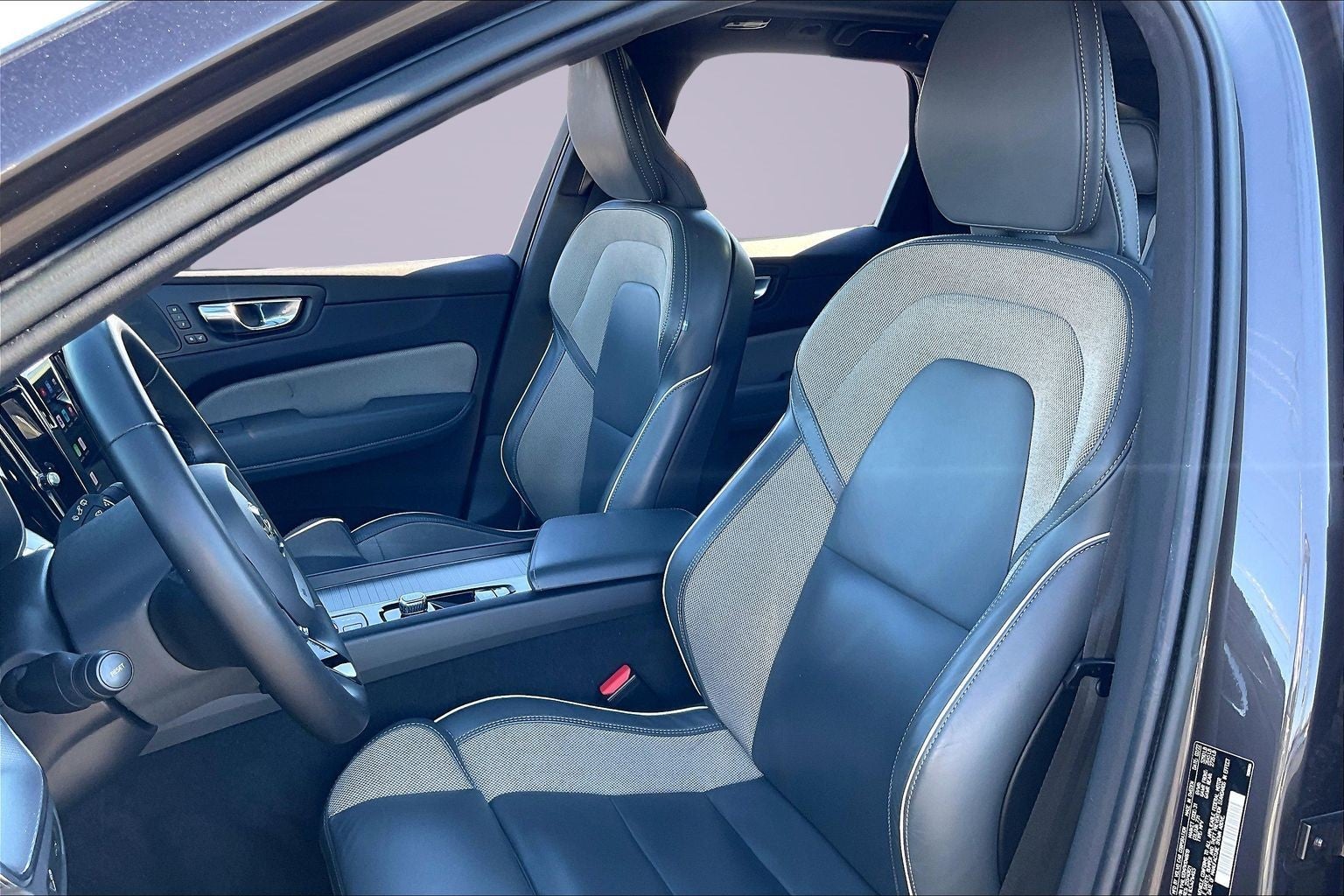 2022 Volvo XC60 R-Design