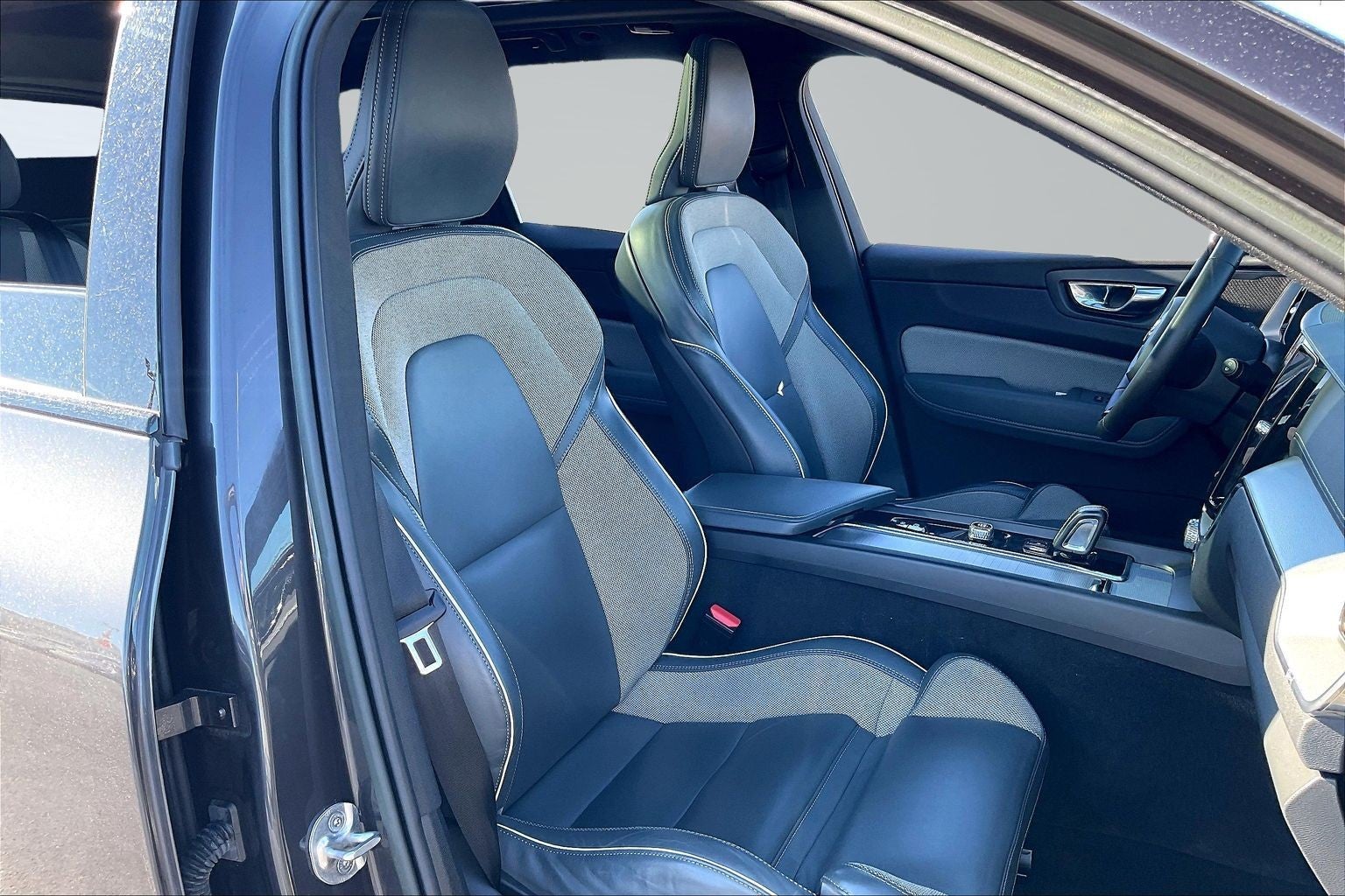 2022 Volvo XC60 R-Design