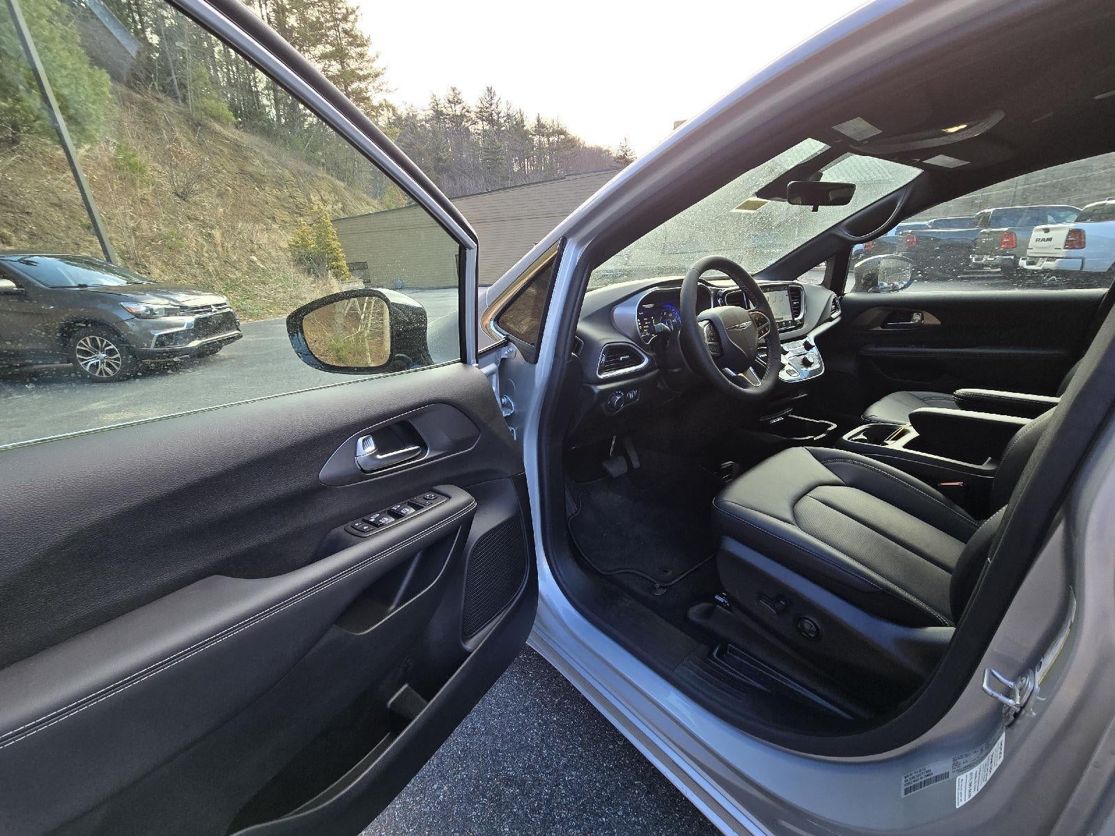 2026 Chrysler Voyager LX