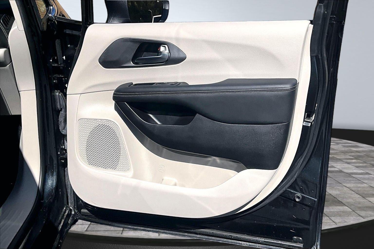 2023 Chrysler Pacifica Hybrid Touring L